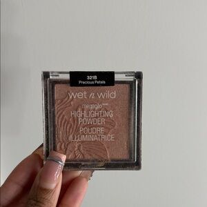 wet n wild Highlighting Powder in Rose-Gold Precious Petals